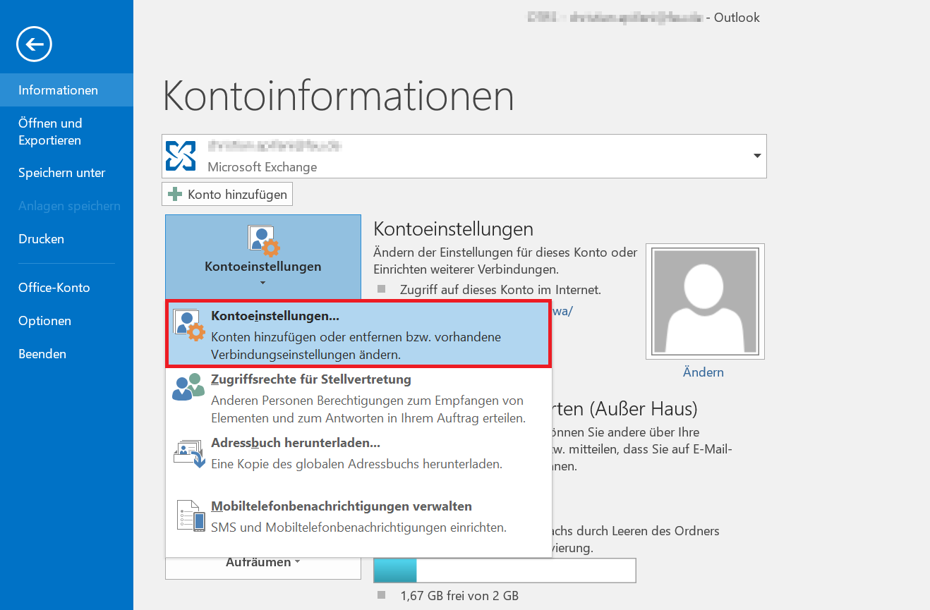 Das Bild zeigt folgendes Vorgehen: In Outlook auf "Informationen" klicken, dann auf "Kontoeinstellungen" und dann im Drop-Down-Feld nochmals auf "Kontoeinstellungen".